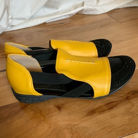 Mjs skull and crossbones slip ons. Size 8 - Picture 3 of 8